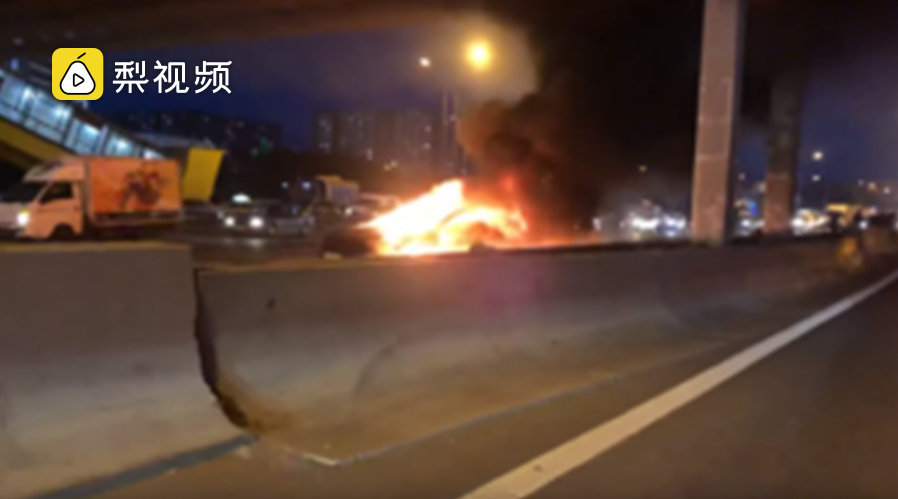 美國(guó)特斯拉撞車起火致三死事件深度解析，特斯拉撞車起火事件深度解析，悲劇背后的原因與啟示