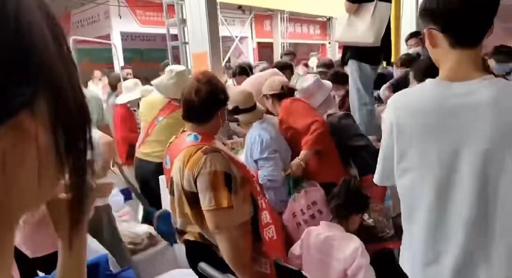 胖東來超市的秩序維護與商品哄搶現象的制止，胖東來超市秩序維護與商品哄搶現象應對舉措