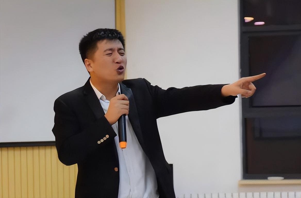 張雪峰公司年度盛典，現金撒向員工，共筑未來輝煌，張雪峰公司年度盛典，共筑輝煌，現金激勵員工未來展望